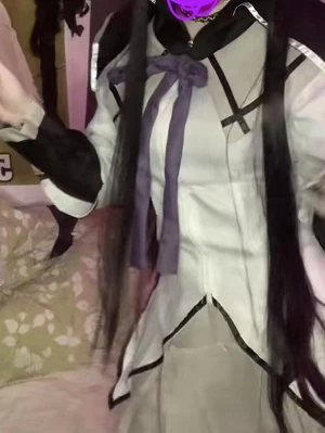 Homura cosplay - Homura cosplay från AliExpress använd 2 gånger. Includerar- svart undertröja, vit tröja som ska vara över den svarta, svara tights med mönster på, grå kjol, och ett svart diadem. INGEN PERUK🩷& dom lila rosetterna är påfasta med bobby pins- ska vara så PASSAR S/SMALL