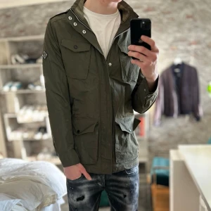 J.lindeberg jacka - Mycket bra skick, inga defekter! Modell Foreman. Passar dig som är mellan 175-185cm ungefär. Nypris ca 3000kr.  Modellen är 185 cm, 75kg. Passar bra nu till våren! Skriv för mer information!🤝