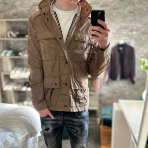 Vårjacka - Mycket bra skick, inga defekter! Passar dig som är mellan 170-180cm ungefär. Nypris ca 1500kr. Modellen är 185 cm, 75kg. Passar bra nu till våren! Skriv för mer information!🤝