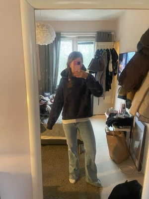 Ljsublåa bootcut jeans  - Ljusblåa bootcut jeans i fin färg och modell med medelhög midja, jag är 167 och brukar ha S🩷 knappt använda