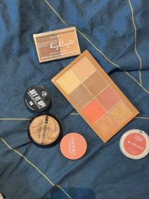 MUA Blushed rouge i persikoton - De på bilden är det som säljs