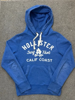 Vintage Hollister Hoodie - Säljer denna as snygga Hollister Hoodien | Mycket bra skick | Storlek S | Längd ≈ 64cm, Bredd armhåla-armhåla ≈ 54cm | Modell 175cm, 68kg | Hör av vid funderingar! 