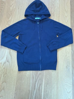 RYVLS Tröja - Fin tröja från Ryvls som passar dig som är ungefär 160cm. Pris kan diskuteras.