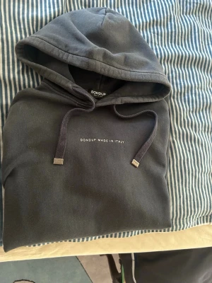 Dondup hoodie  - Säljer en marinblå hoodie från dondup i storlek M. Tröjan är i bra skick, pris kan diskuteras vid snabb affär. Skriv om ni undrar öer något!