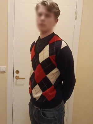 Stickad tröja med argylemönster - Säljer denna vintage "pringle" tröjan, en tröja som var mycket populär inom det klassiska casual modet på 80-talet. Om du letar efter något unikt att ha på krogen eller matchdagagar så är denna stickade och bekväma tröjan perfekt för dig!    Storlek=medium 