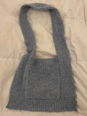 Stickad axelväska i ljusblått garn - Strechy small bag from Zara. Suitable to carry phones,wallets and small items