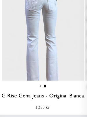 Vita G Rise Gena jeans från Bianca - Snygga vita jeans från Bianca med låg midja och utsvängda ben. Dom är som nya och bara använda enstaka gånger. Säljer på grund av att dem är för korta och för små. Den är i storlek tall .pris kan diskuteras 