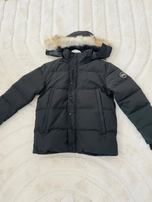 Canda goose black label  - Oanvänd canda goose black label jacka i storlek 2XL, säljer pga fel storlek, köpt för 14000, pris går att diskutera vid snabb affär. Kommer med canda goose påse, avtagbar päls