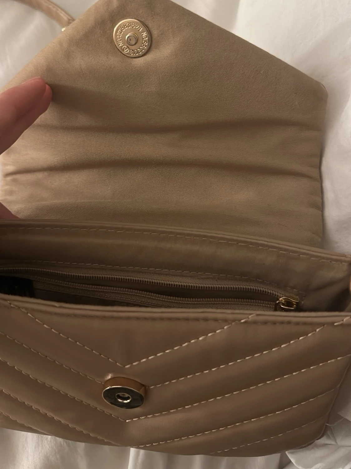 Beige quiltad handväska med kedja - 1