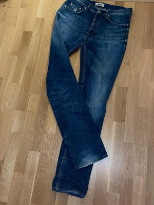 Acne Jeans ( Roc Sound & Vision) - Roc modellen från Acne. Tror denna är från tidigt 00-tal. Slim fit, rak passform och normal midja. Sparsamt använda av mig. De har sjukt cool tvätt och slitningar i färg och tyg. Storlek: 32/34