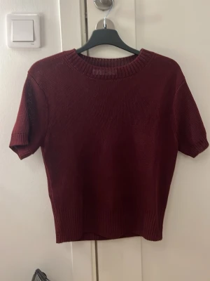 Mango topp - Jättefin vinröd mango t shirt i tunnstickat material. Använd ett fåtal gånger och är i bra skick❣️