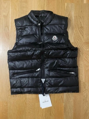 Svart väst - Svart väst i den bästa kvaliten!❗️  Finns endast en kvar i storlek 1 motsvarar S 1-3 dagars leveranstid📬 QR kod🤝 650kr Självklart helt ny👍🏻