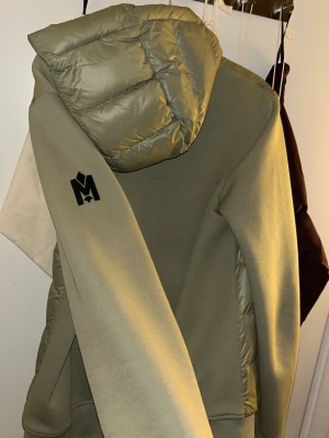  Ljus grön cardiganjacka med huva - Riktigt snygg cardigan har dragkedja, två sidofickor och en broderad mackage logga på armen 