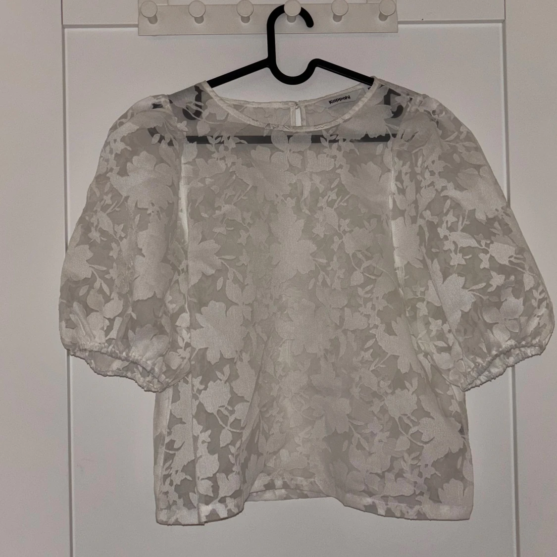 Vit blommig blus med puffärm