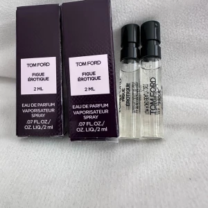 Tom Ford Figue Érotique 2ml parfym - Exklusiv parfym från Tom Ford, Figue Érotique, i praktiska 2 ml glasflaskor med svart spraykork. Doften är elegant och unisex, perfekt för dig som gillar lyxiga och unika parfymer. Kommer i stilren mörklila förpackning.