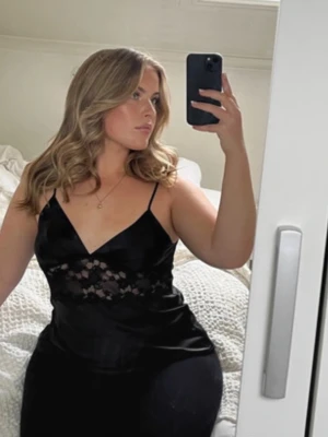  Nattlinne med spets - Snyggt svart loungewear linne med tunna axelband och spetsdetaljer över magen. Funkar som pyjamas eller snygg till vardags🖤