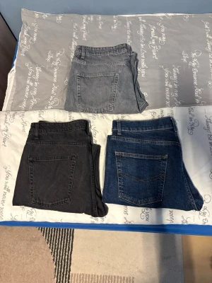 Jeans  Dressman  - Säljer tre par jeans från dressman alla tre är i storlek 34/32 och alla är typ helt nya 