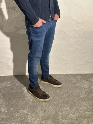 Jacob Cohën chris  - Ett par riktigt snygga jeans från Jacob Cohën i storlek W34  i modellen charis 