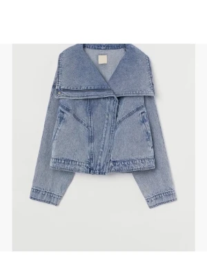 Oversized ljusblå jeansjacka - Trendig oversized jeansjacka i ljusblå denim med stor krage och snedställd dragkedja. Jackan har breda ärmar och markerade sömmar för en cool look. Perfekt för dig som vill sticka ut med en unik jeansjacka.