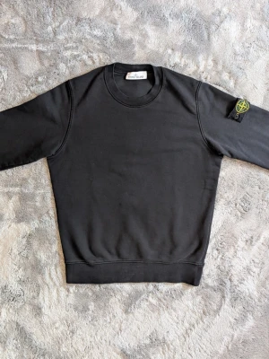 Stone Island tröja. - Stone Island tröja i mycket fint skick. Självklart äkta. Storlek S. Köpt för 2900 kr 