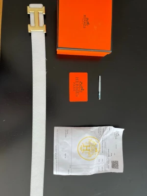 H bälte  - Exklusivt vitt skärp 