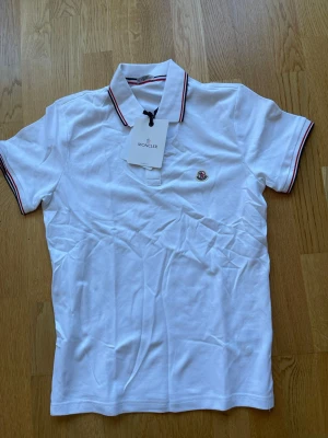 Moncler pike - Moncler Pike  Bästa bästa batchen på hela marknaden🙏🏻 Priset är fast och är 549 st per tröja! 1-3 dagars leveranstid Helt nya med lappar Behövs bara strykas