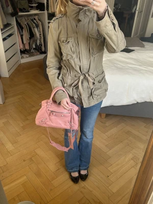 Mörk beige/khaki jacka - As snygg!! Knytband i midjan och fina detaljer💓💓Inga lappar kvar men är ganska säker att den är från H&M