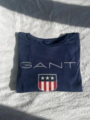 Marinblå GANT långärmad med tryck - Snygg marinblå långärmad från GANT med stort tryck framtill.
