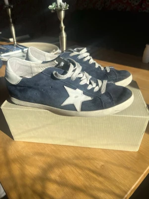Golden Goose - Säljer nu dessa sjukt snygga samt eftertraktade golden goose. Vid köp ingår box, äktenskapsbevis, dustbag. Storlek 43. Ända nackdelen med skorna är att de har slitits upp där bak inget som läcker in endast synligt visuellt om man väder skorna upp och ner vilket ni kan se på sista bilden. Vid fler fråger eller funderingar är det bara att höra av sig.  Vid snabb affär går även priset att diskuteras. 
