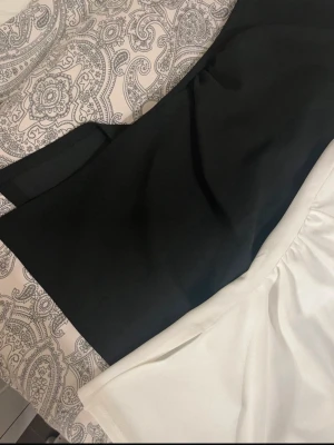 Svart och vit tröja - 2-pack vit och svart tröja som stramar åt midjan snyggt. Perfekt o ha till ute kvällar.