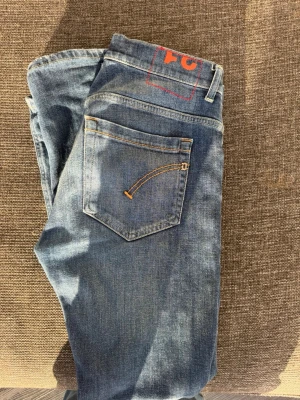 Dondup George W31 - Säljer nu ett par otroligt schyssta Dondup George Jeans, i storlek W31 (kan passa W30)💯😁 jeansen är i ett otroligt skick och har endast använts vid ett par tillfällen🌟 vid fler frågor kontakta gärna mig👌