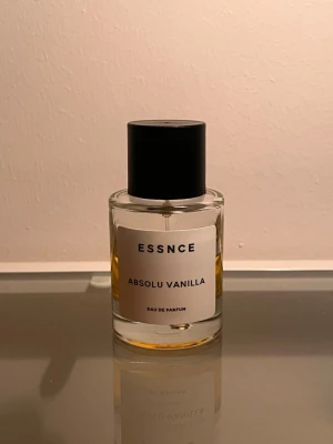 ESSNCE Absolu Vanilla - ESSNCE Absolu Vanilla är en Eau de Parfum med doft av vanilj. Har förvarats mörkt och svalt i garderob.