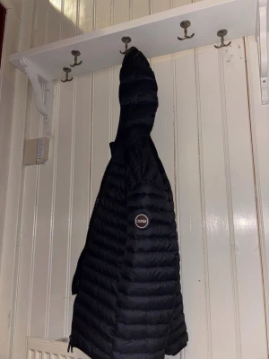 Colmar Jacka - Mörkblå jacka från Colmar. Lite tunnare, passar bra till våren och hösten. Str. 48 (S, liten M) Väldigt bra skick, i princip inga tecken på användning. Hör av dig vid minsta lilla fundering