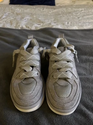 Uggs Lowmel Campfire - Storlek: 40  Märke: UGG Färg: Grå  Skick: Använda fåtal gånger därav ett mycket fint skick. Har inte kommit till användning.  Kan skickas med original förpackning om så önskas.   Mycket snygga! Perfekt till värdrer där ute nu. Köptes för 2399. Priset går att diskutera! 🤗🩶🤍