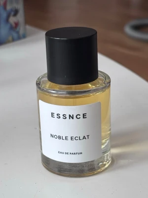 ESSNCE Noble Eclat Eau de Parfum - Noble Eclat, knappt använd. Inköpt nov-25