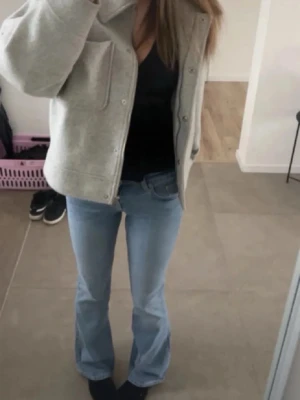 NA-KD vårkappa  - Märke: NA-KD, NAKD Färg: Grå Storlek: 34/xs passar S  Skick: Lite noppig, ett litet hål under kragen som inte syns när man har på den. (Se bild 4)   OBS‼️‼️ Jag kan använda noppimaskin på den innan den skickas. Hålet går att sy ihop för hand.   Generellt en super snygg kappa som passar perfekt inför våren och när det börjar bli lite varmare. 🩶🩶