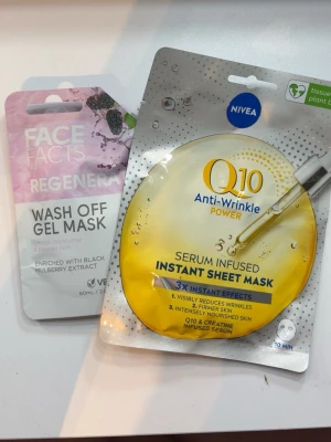 Ansiktsmasker från Nivea & Face Facts - Två ansiktsmasker: en Q10 Anti-Wrinkle Instant Sheet Mask från Nivea med serum och en Wash Off Gel Mask från Face Facts med mullbärsextrakt. Perfekt för dig som vill boosta huden med fukt och näring. Båda maskerna är enkla att använda och ger huden en fräsch känsla.