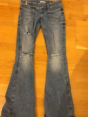 Bootcut jeans - Lågmidjade bootcut jeans från Gina 14+, längd regular
