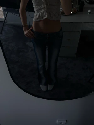 Blå bootcut jeans med slitningar - Säljer ett par blå bootcut jeans med låg midja o snygga slitningar och lätt tvättad stil. Säljer dem då de har blivit för stora men är så snygga 😍