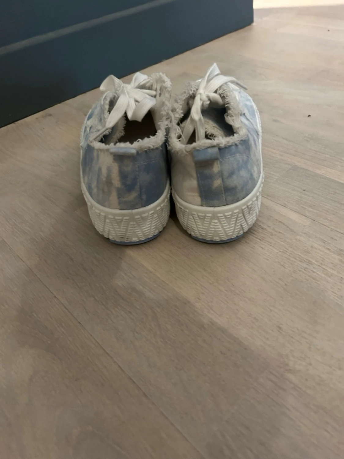 Blå tie-dye sneakers med fransade kanter - 2