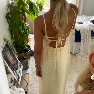 Gul långklänning  - Gul långklänning med öppen rygg från Monki☺️
