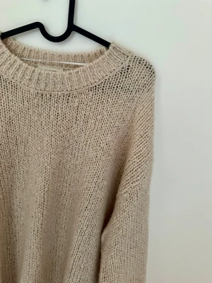 Beige stickad tröja  - Beige stickad tröja 