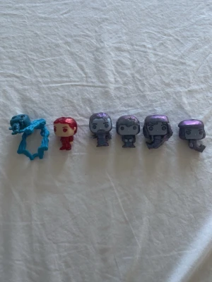 Små stranger things figurer ifrån up side down  - Säljer ett set med sex stranger things figurer från up side down, alla är köpte för nån månad sen men alla är som nya!☺️