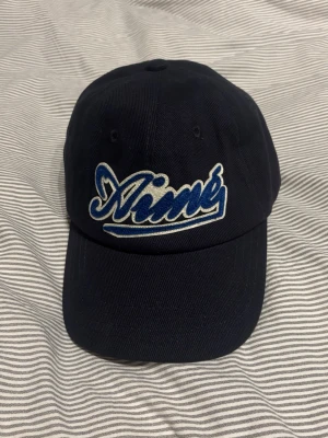 Aimé leon dore keps - Riktigt snygg Aime Leon Dore keps som endast är använd någon gång. Kepsen är mörkblå med ljusare tryck på framsidan.