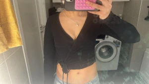 Svart omlottopp med knyt - Säljer en svart croppad omlottopp med lång ärm och knyt i midjan. Toppen har en djup v-ringning och sitter tight. Perfekt för dig som gillar stilrena och trendiga plagg.