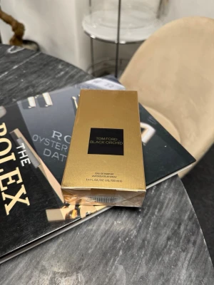 Tom Ford Black Orchid EdP 100ml - Lyxig parfym från Tom Ford i doften Black Orchid. Flaskan kommer i en elegant guldig förpackning med svart etikett och text i guld. Eau de Parfum, 100 ml. Perfekt för dig som gillar exklusiva och djupa dofter.