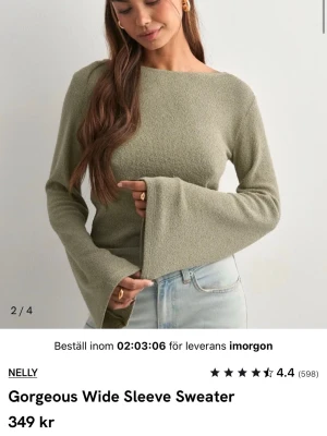 Olivgrön stickad tröja med vida ärmar - Stickad tröja från Nelly i olivgrönt med breda, vida ärmar och rund halsringning. Använd fåtal gånger och fint skick! Storlek xxs men passar också xs/s.