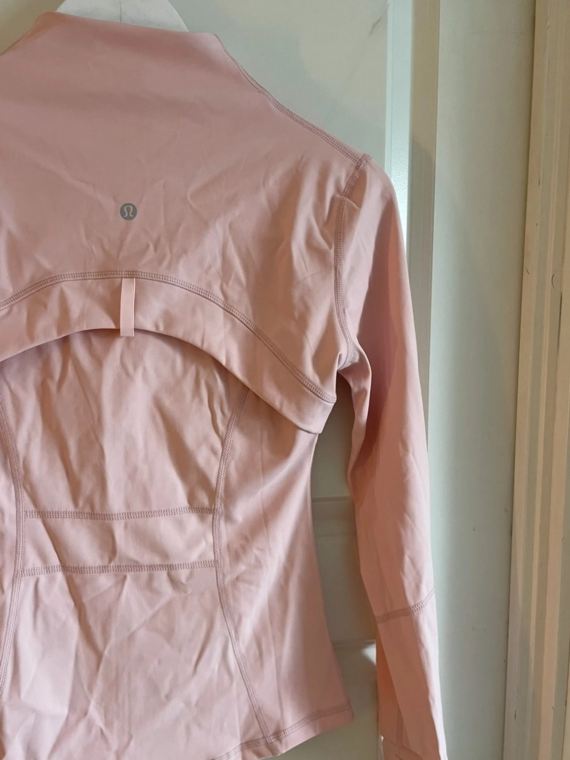 Ljusrosa träningsjacka från Lululemon - 1