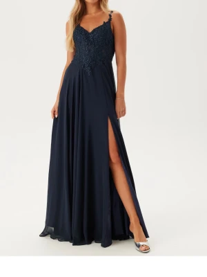 marinblå balklänning  - Elegant marinblå från bubbleroom, i nyttskick med prislappen fortfarande på, nypris är 3999 kr 