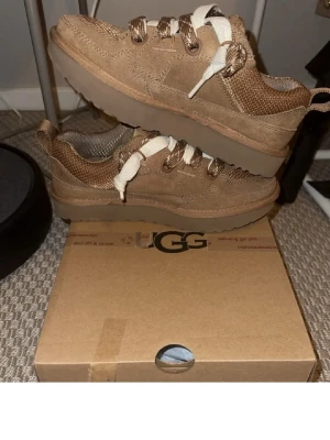 Bruna UGG sneakers  - Använda 2-3 gånger, som helt nya, du får med boxen och qr koden som bevisar skorna är äkta.